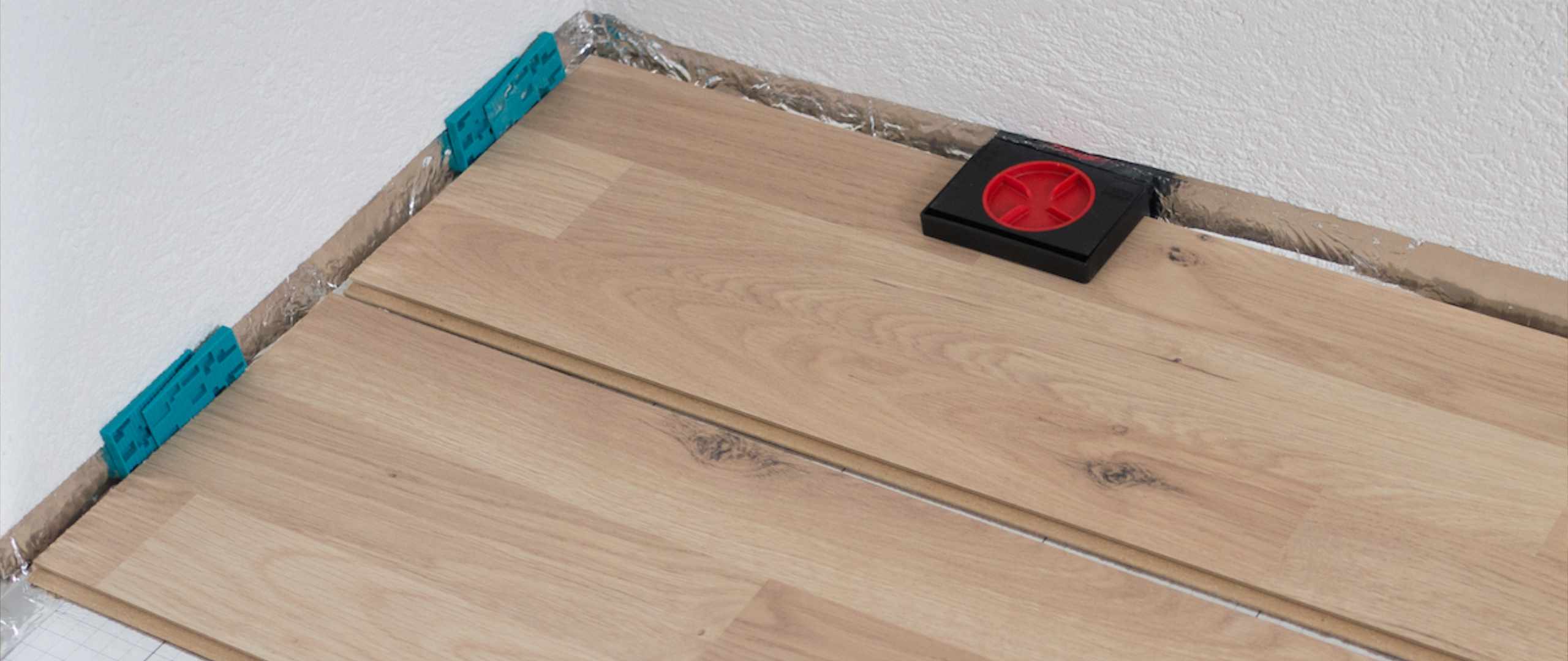 Abstandskeile für Laminat und Parkett verlegen