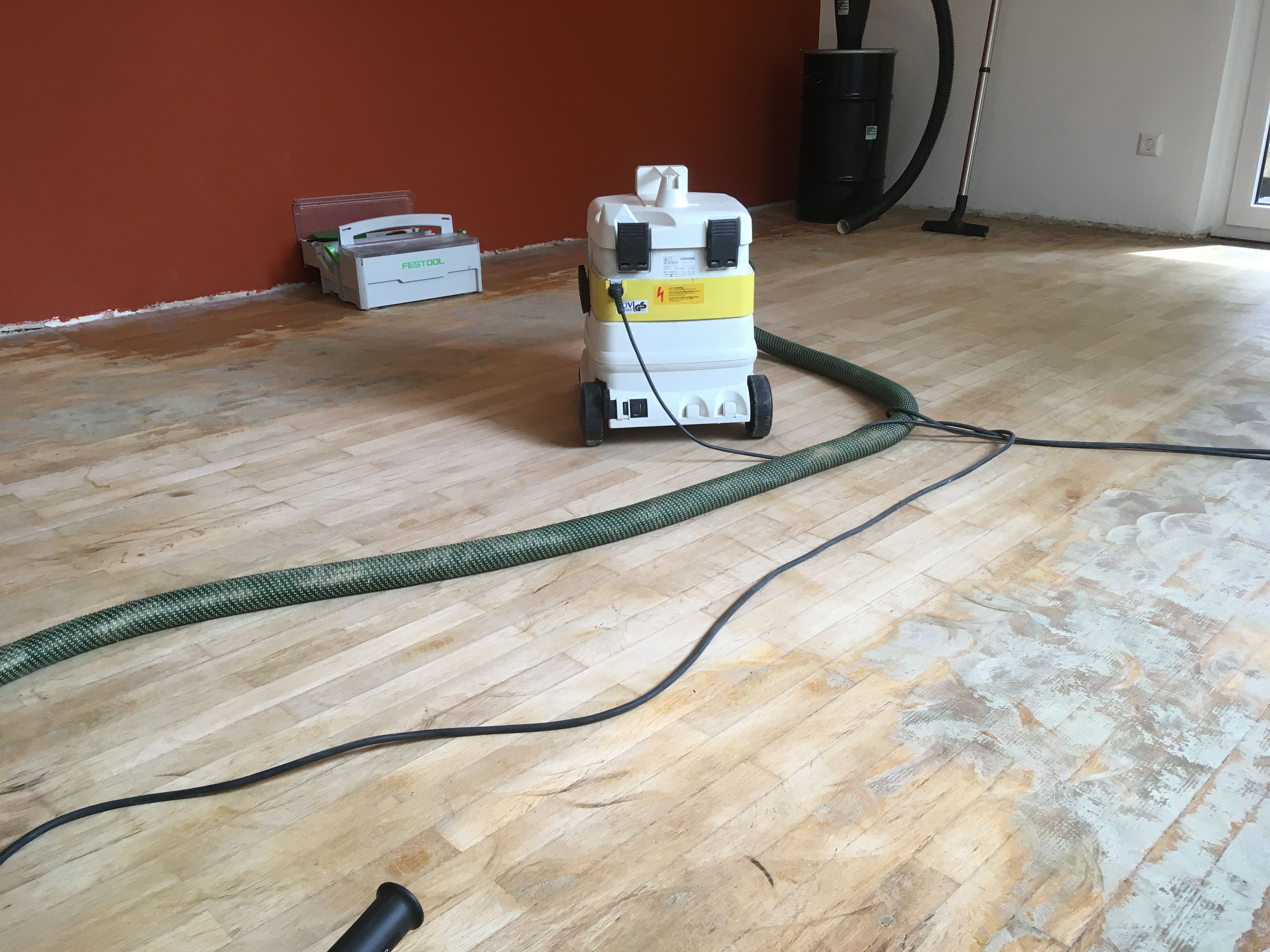 Teppichkleber auf Parkett mit Sanierungsfräse entfernen