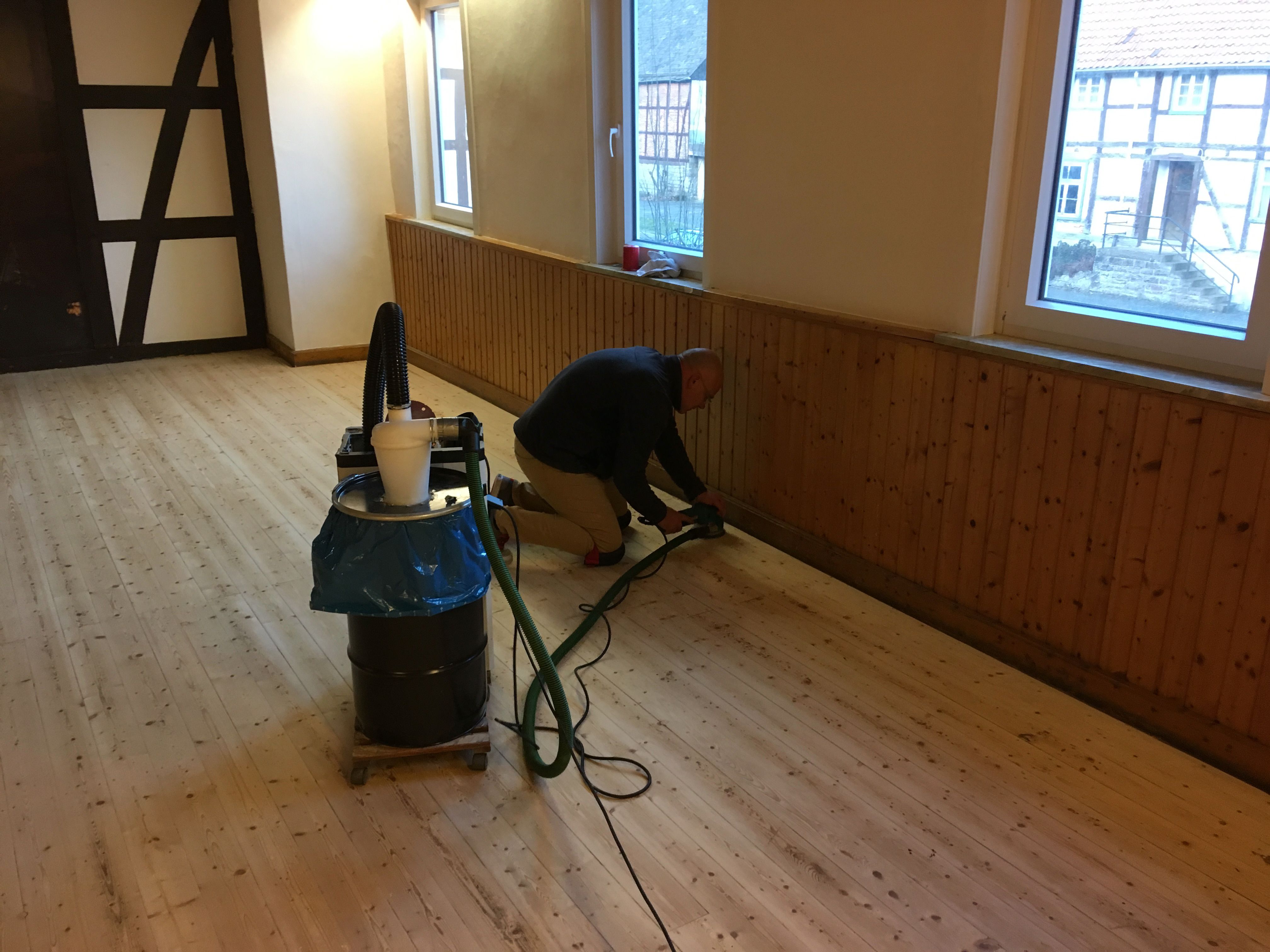 Dielenboden staubfrei abschleifen mit Exzenterschleifer