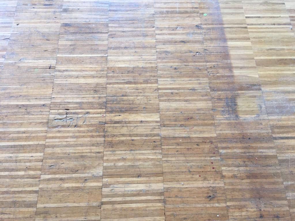 Industrieparkett Beschädigungen vor der Sanierung