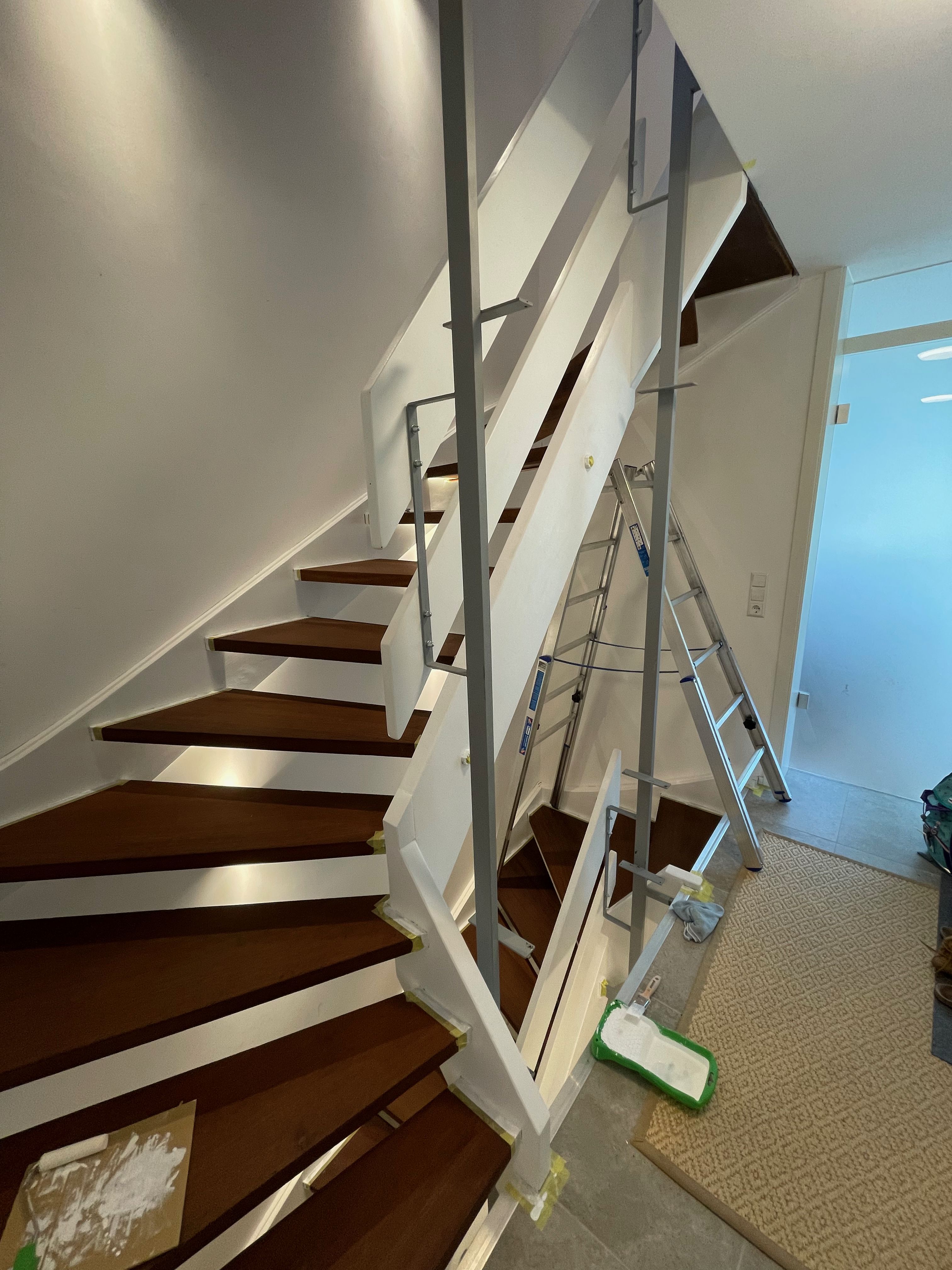 Treppenwange Sanierung weiß lackieren