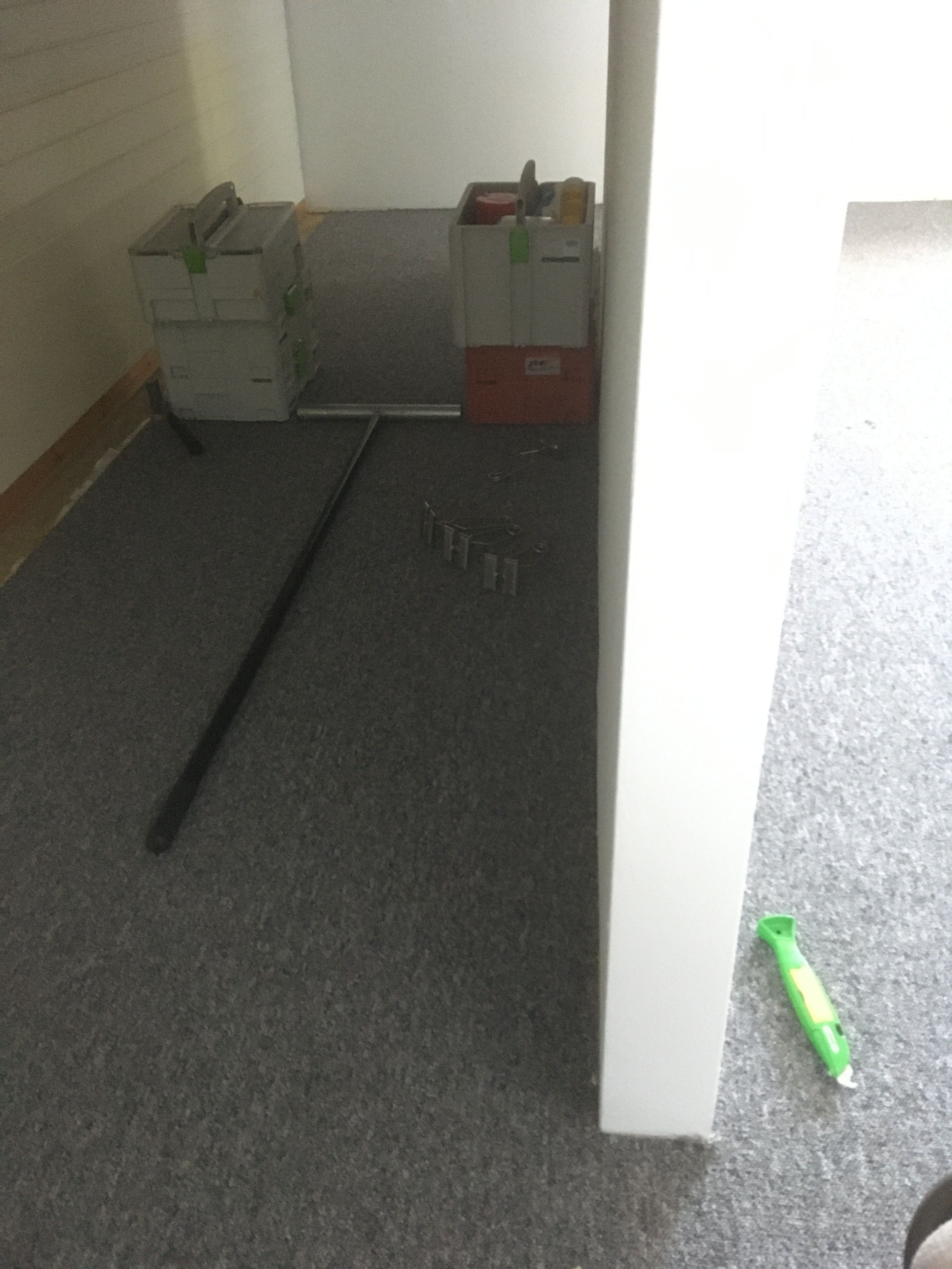 Teppichboden hinter Wand verlegen Bodenleger Göppingen