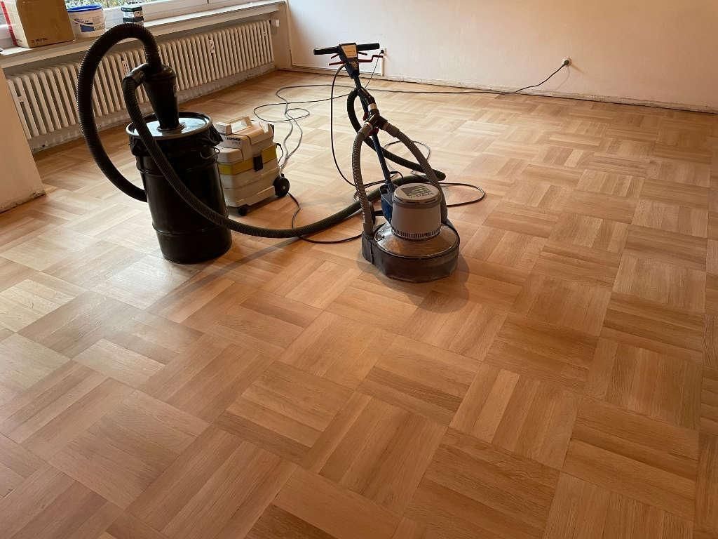 2K Eco Öl auf Tannenharzbasis Parkett einarbeiten mit rotem Pad