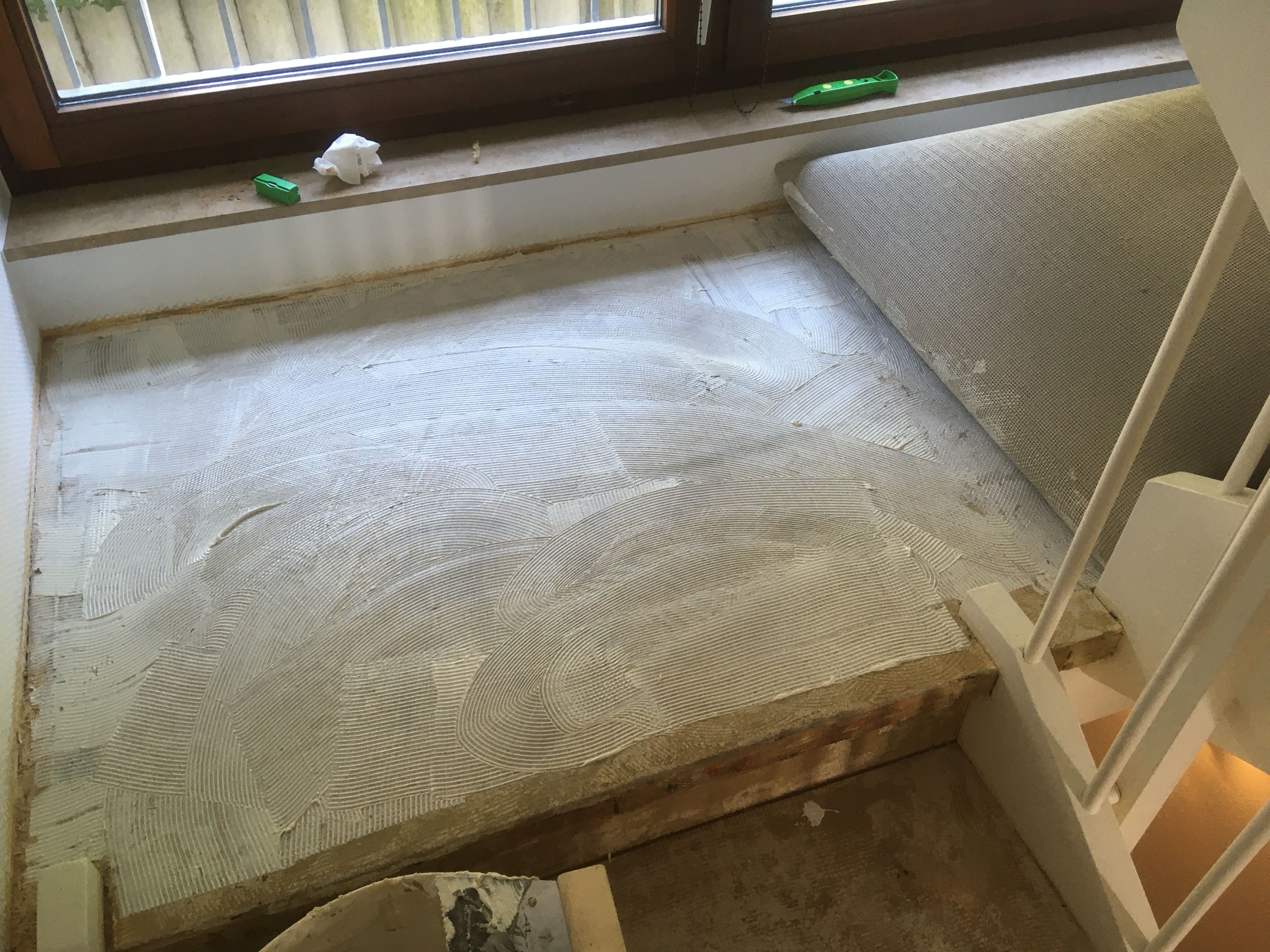 Treppe sanieren Teppichboden Podest kleben