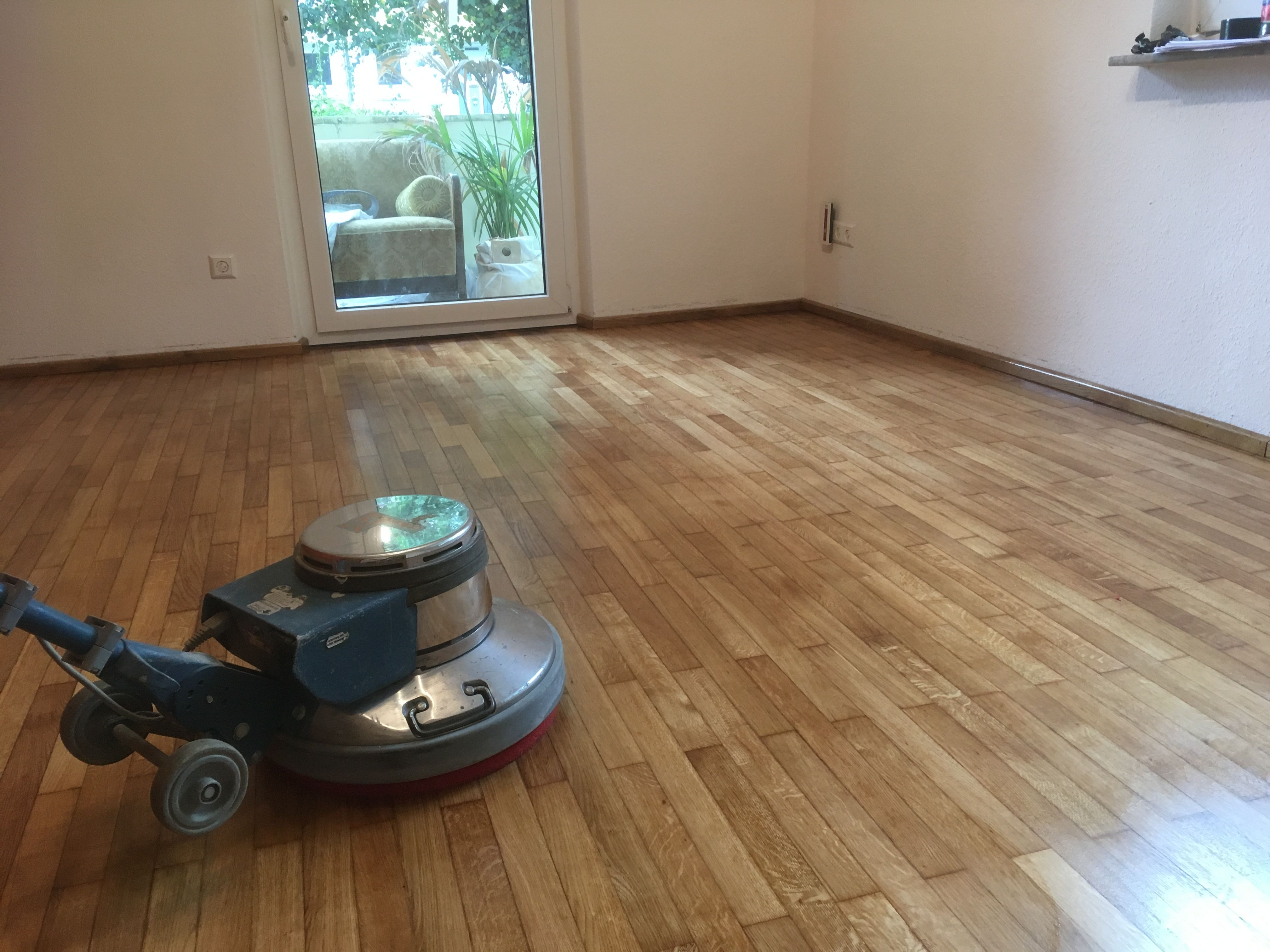 2K Eco Öl auf Tannenharzbasis Parkett einarbeiten mit rotem Pad