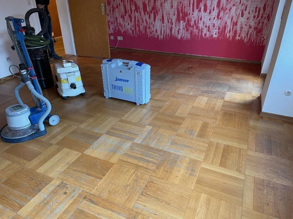 Große Fugen im Stabparkett vor der Renovierung