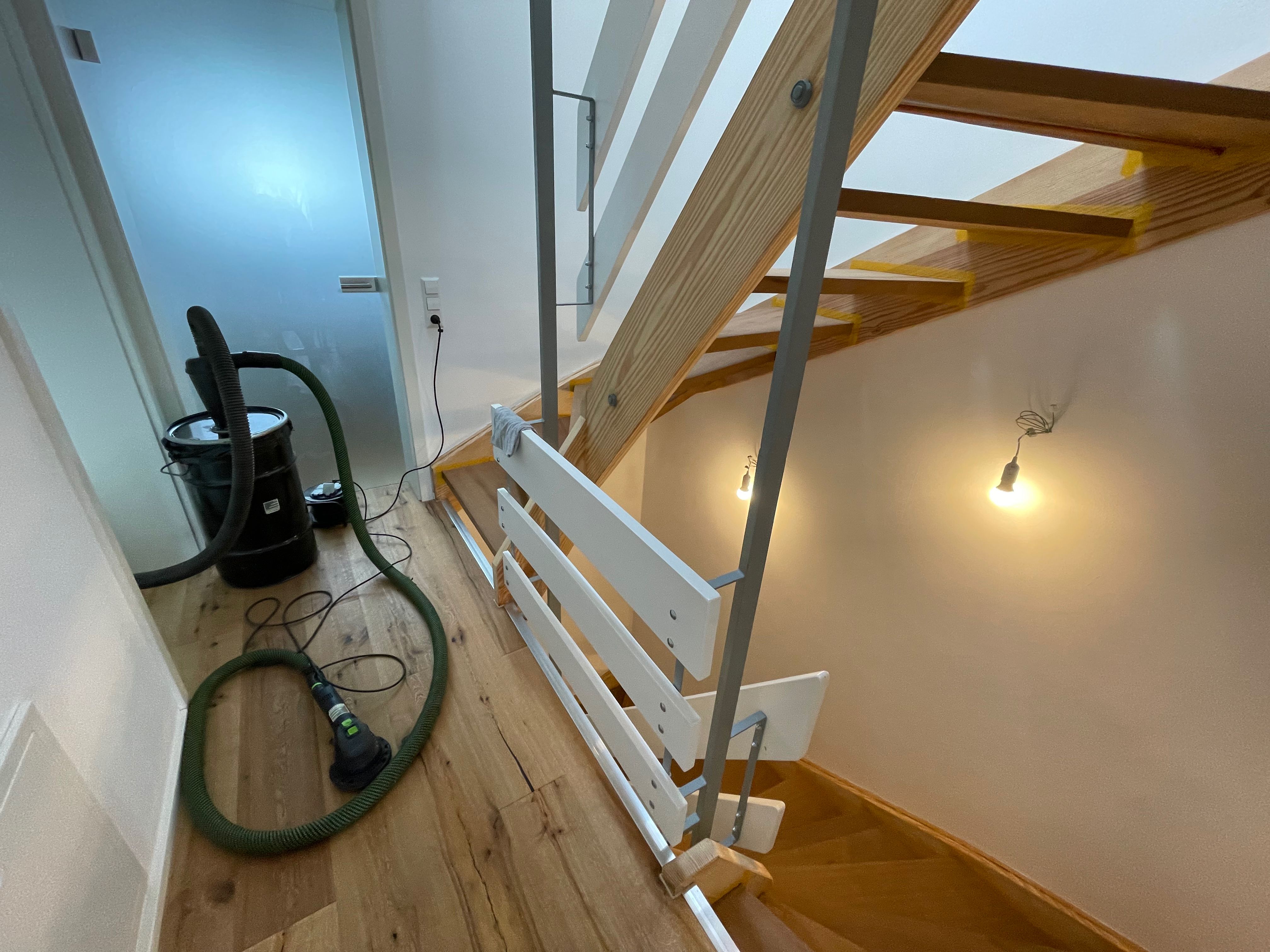 Abkleben der Mahagoni Stufen vor dem Ölen