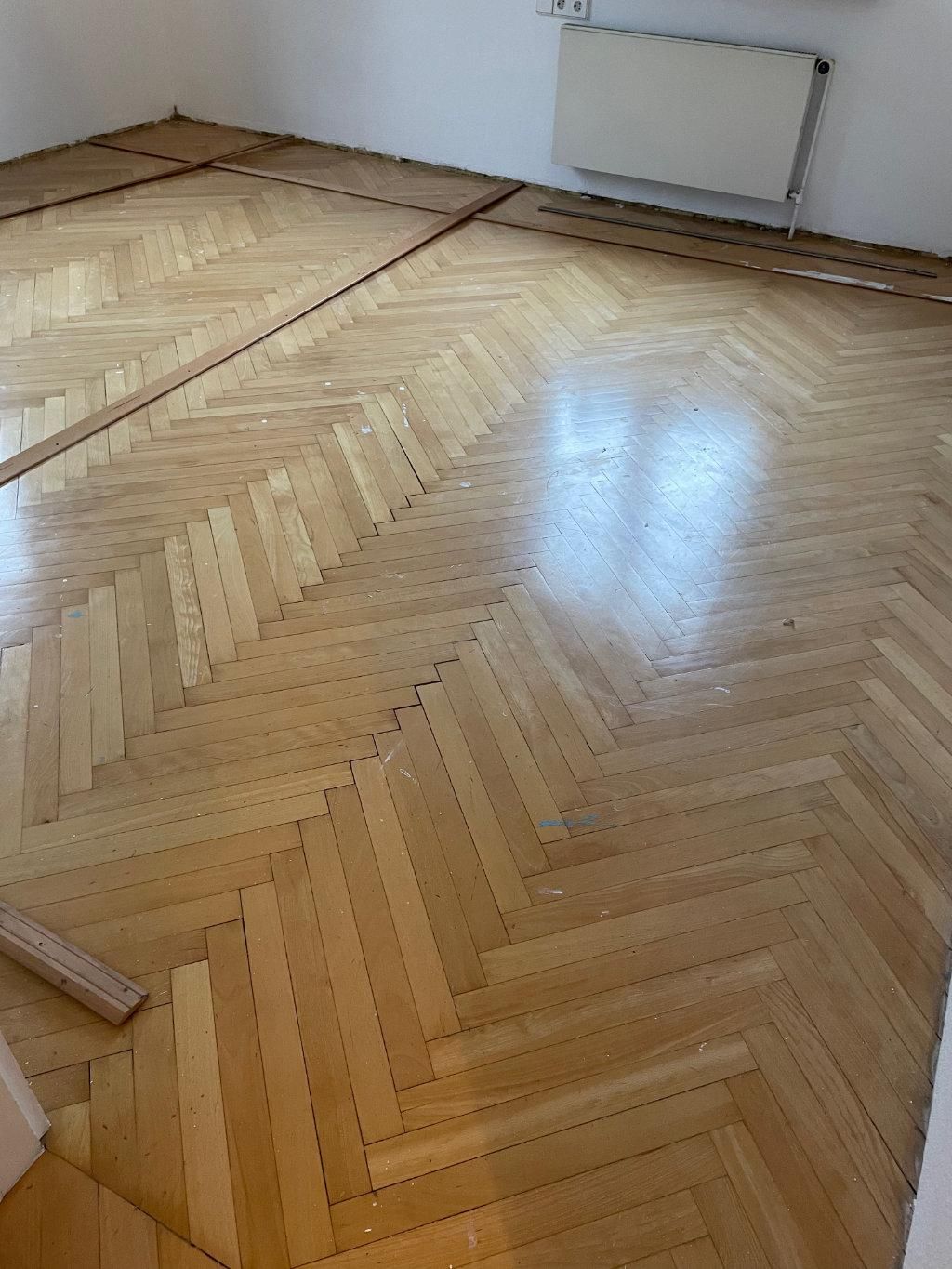 Große Fugen im Fischgratparkett vor der Sanierung