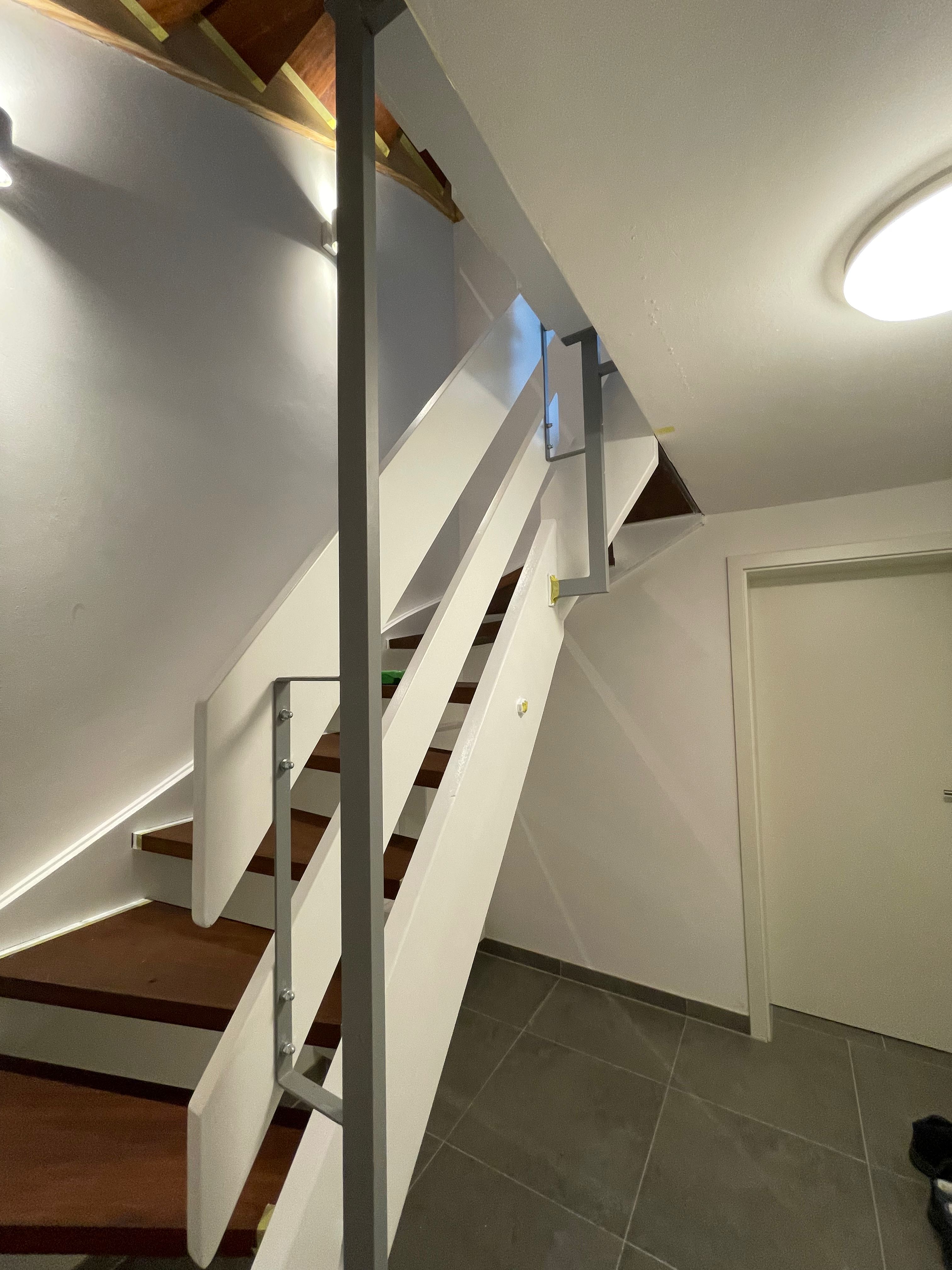 Treppe Sanierung zweifarbig geölt lackiert