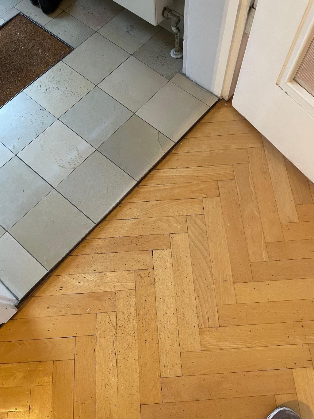 Beschädigungen im Eingangsbereich des Parkett in Kirchheim unter Teck